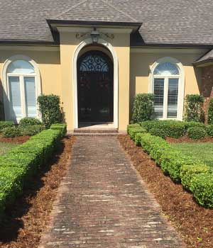 Home in Thibodaux after receiving our lawn care service.
